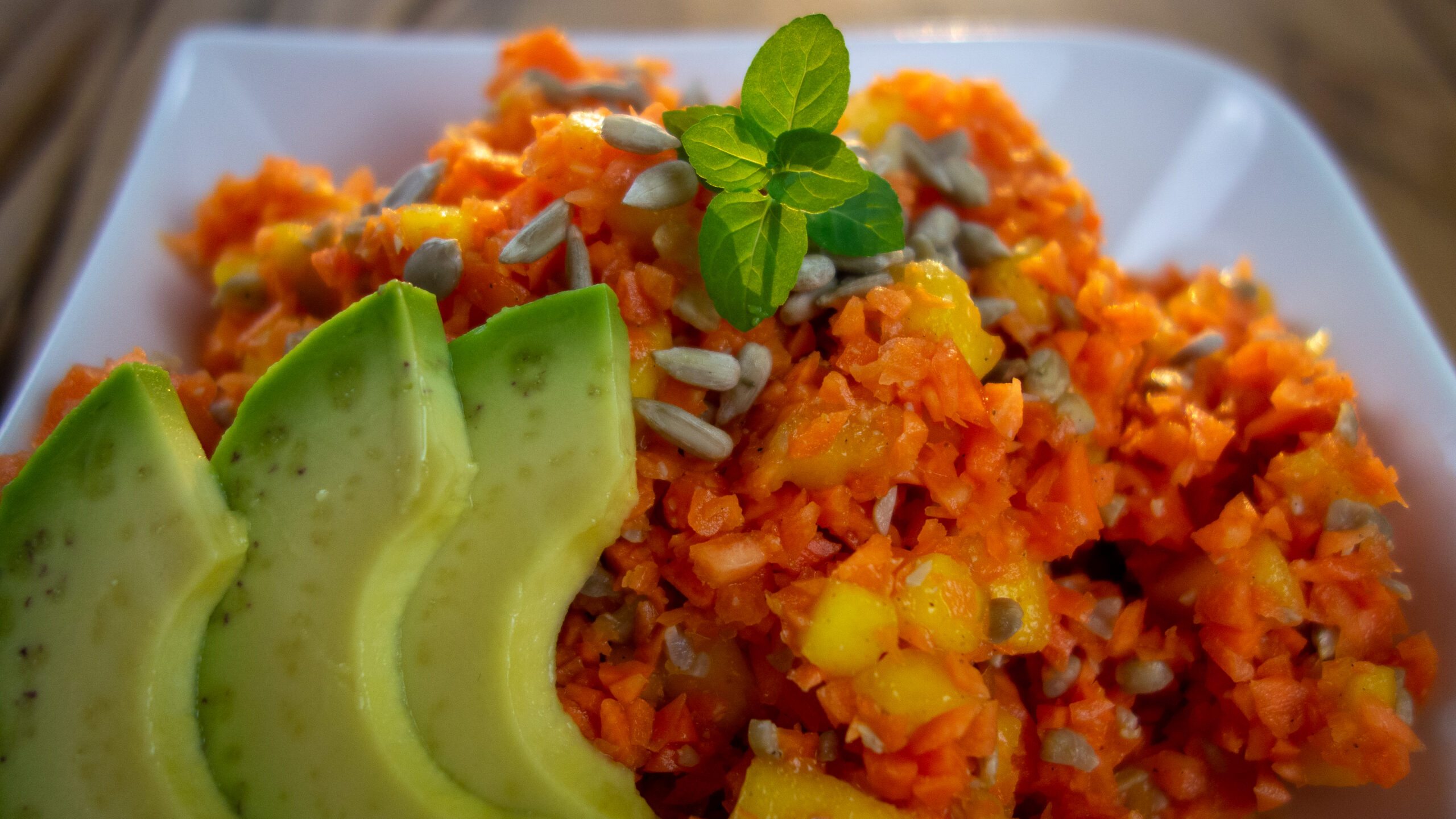 Möhren-Mango-Salat mit Avocado-Topping: exotisch &amp; fruchtig - veggieversum
